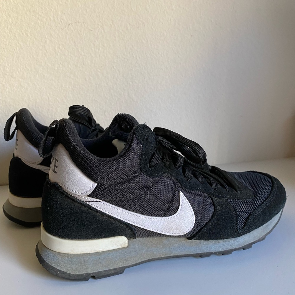 Nike Mid Internationalist Size 6.5 Womens